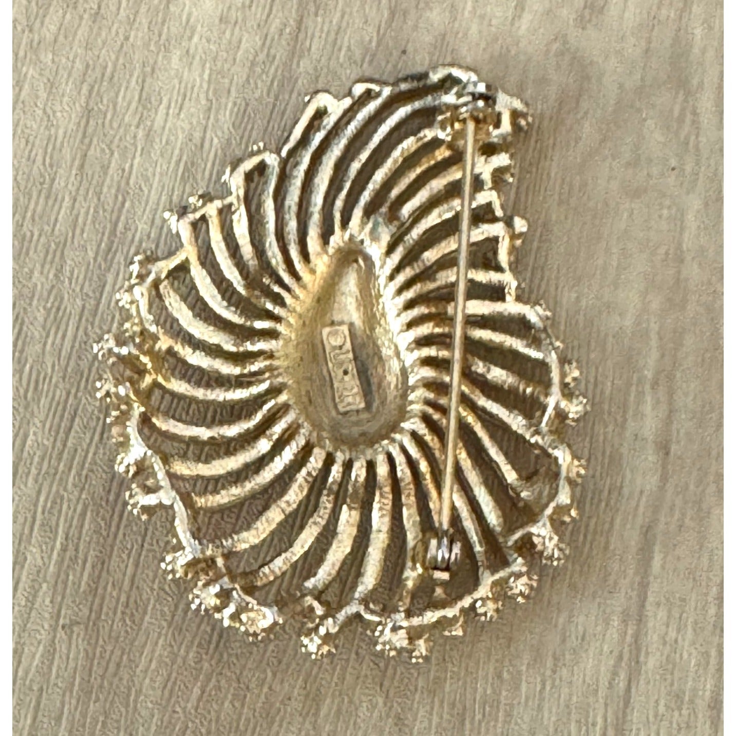Lisner Vintage Gold Tone Brooch Pin Textured Metal Openwork 2 1/4" x 1 3/4"