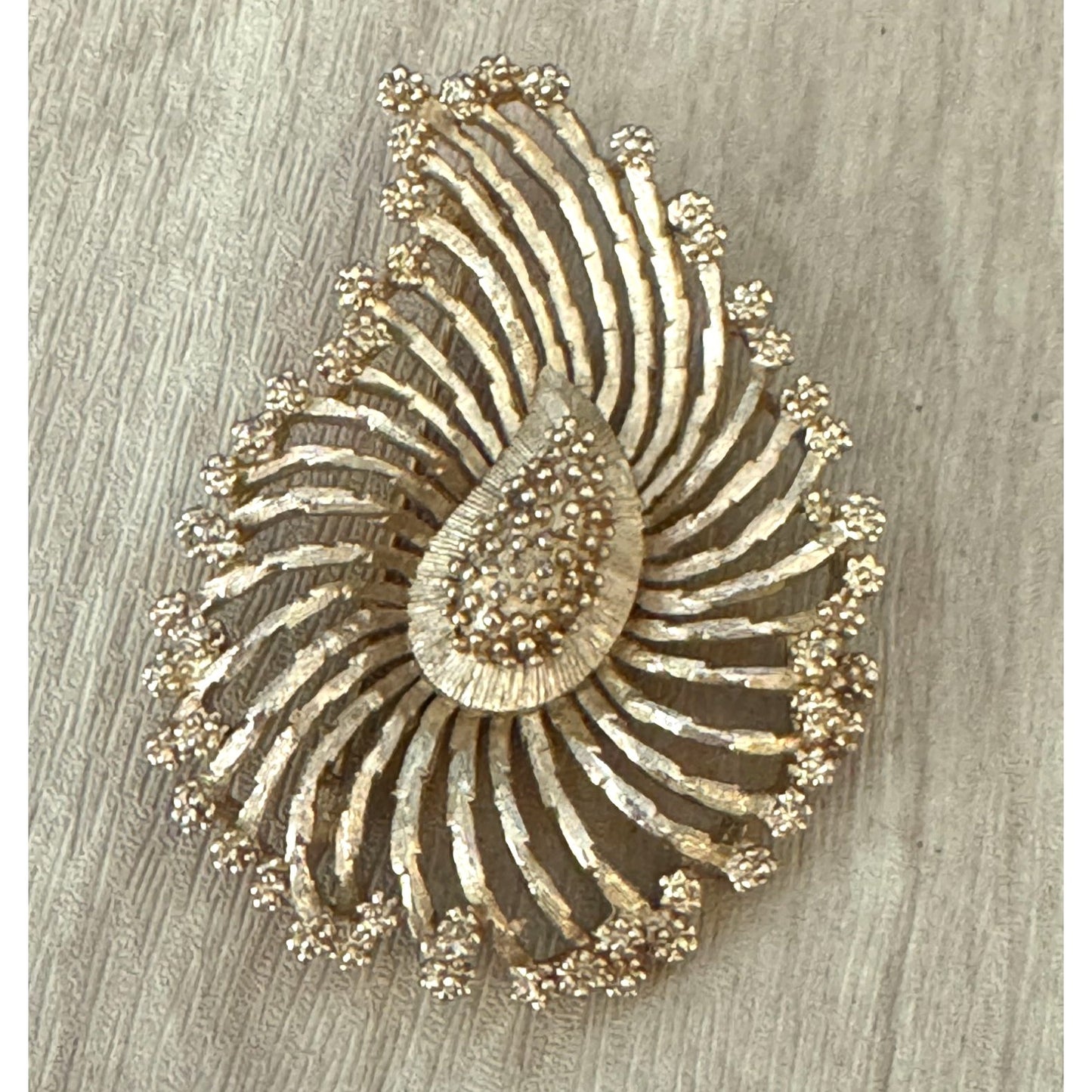 Lisner Vintage Gold Tone Brooch Pin Textured Metal Openwork 2 1/4" x 1 3/4"