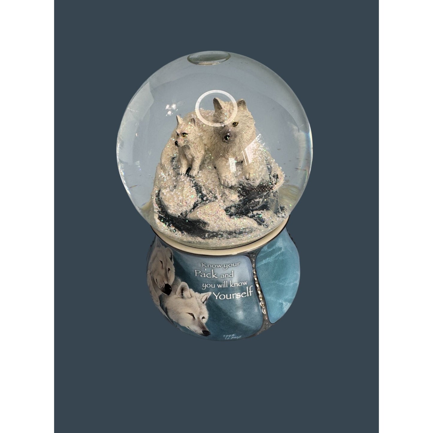 White Majesty Wolf Snowglobe Music Box By Eddie LePage 2016 Bradford Exchange