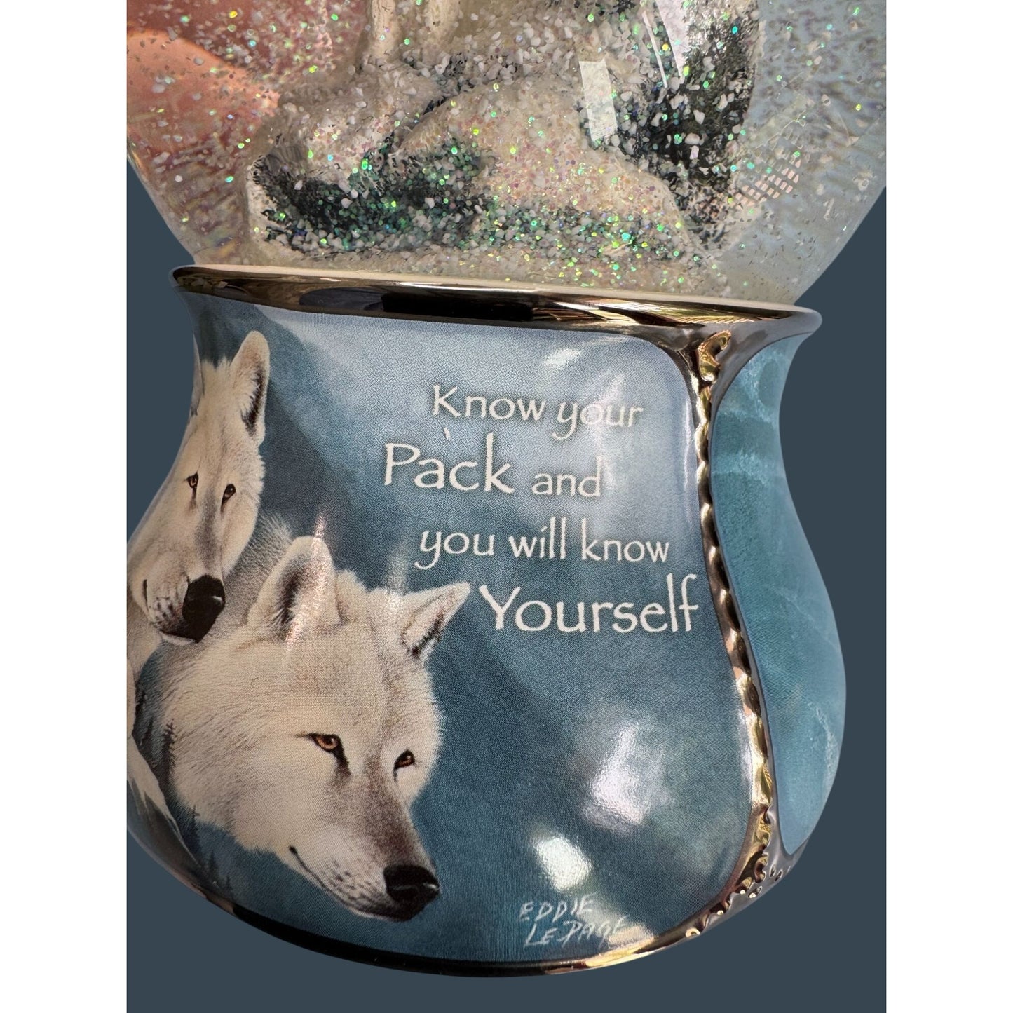 White Majesty Wolf Snowglobe Music Box By Eddie LePage 2016 Bradford Exchange