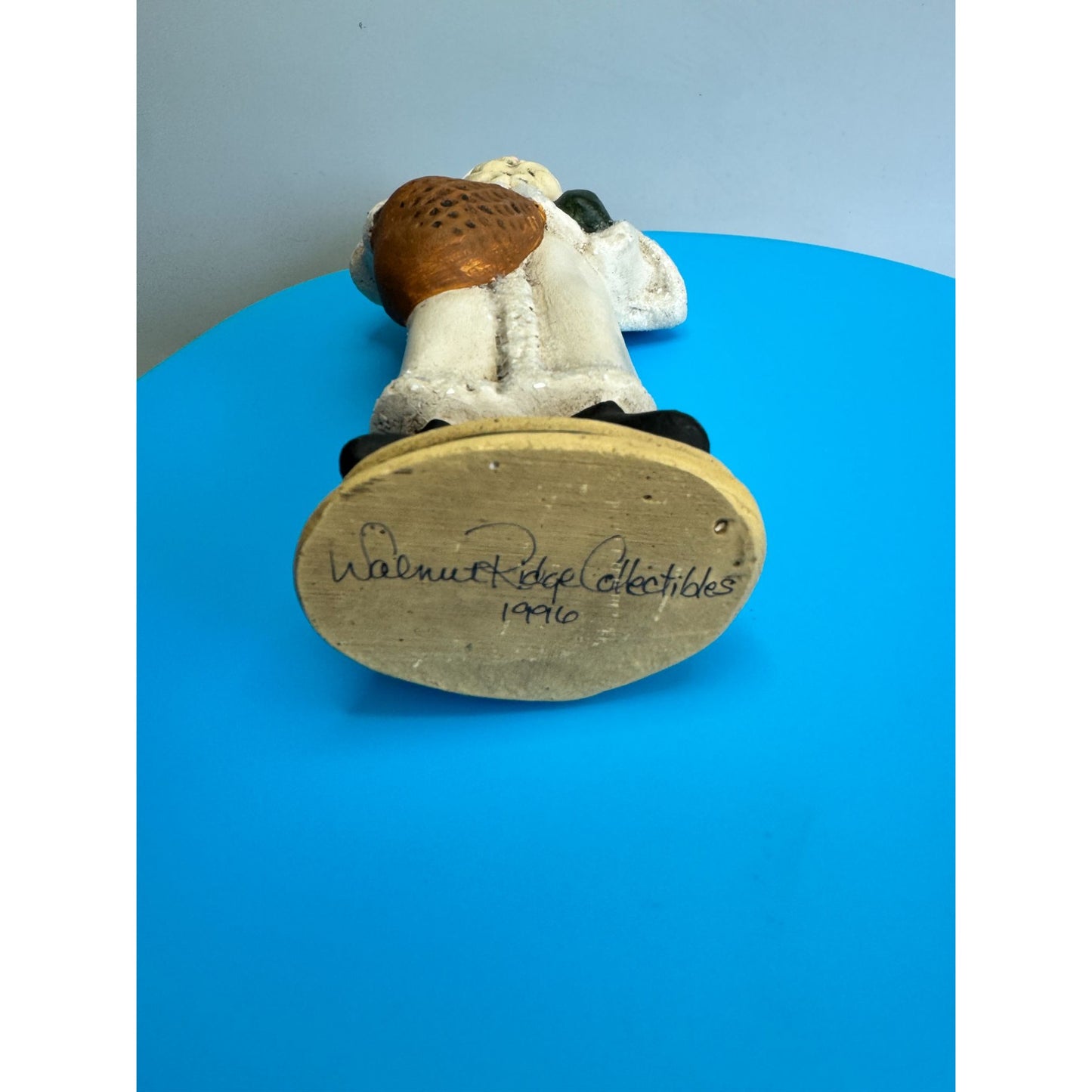 Vintage Walnut Ridge Collectibles Santa Figurine White Robe Basket 1996 9.5"