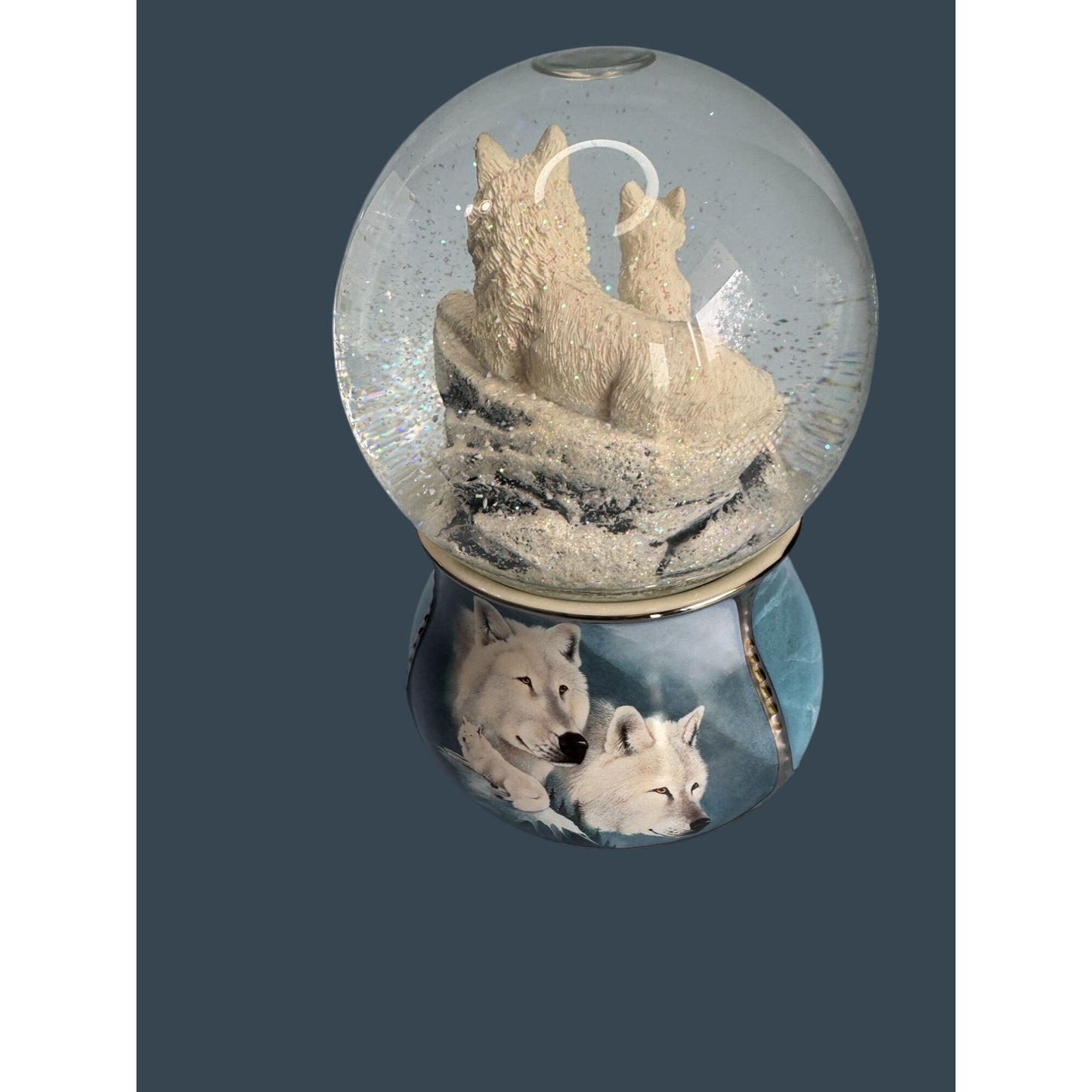 White Majesty Wolf Snowglobe Music Box By Eddie LePage 2016 Bradford Exchange